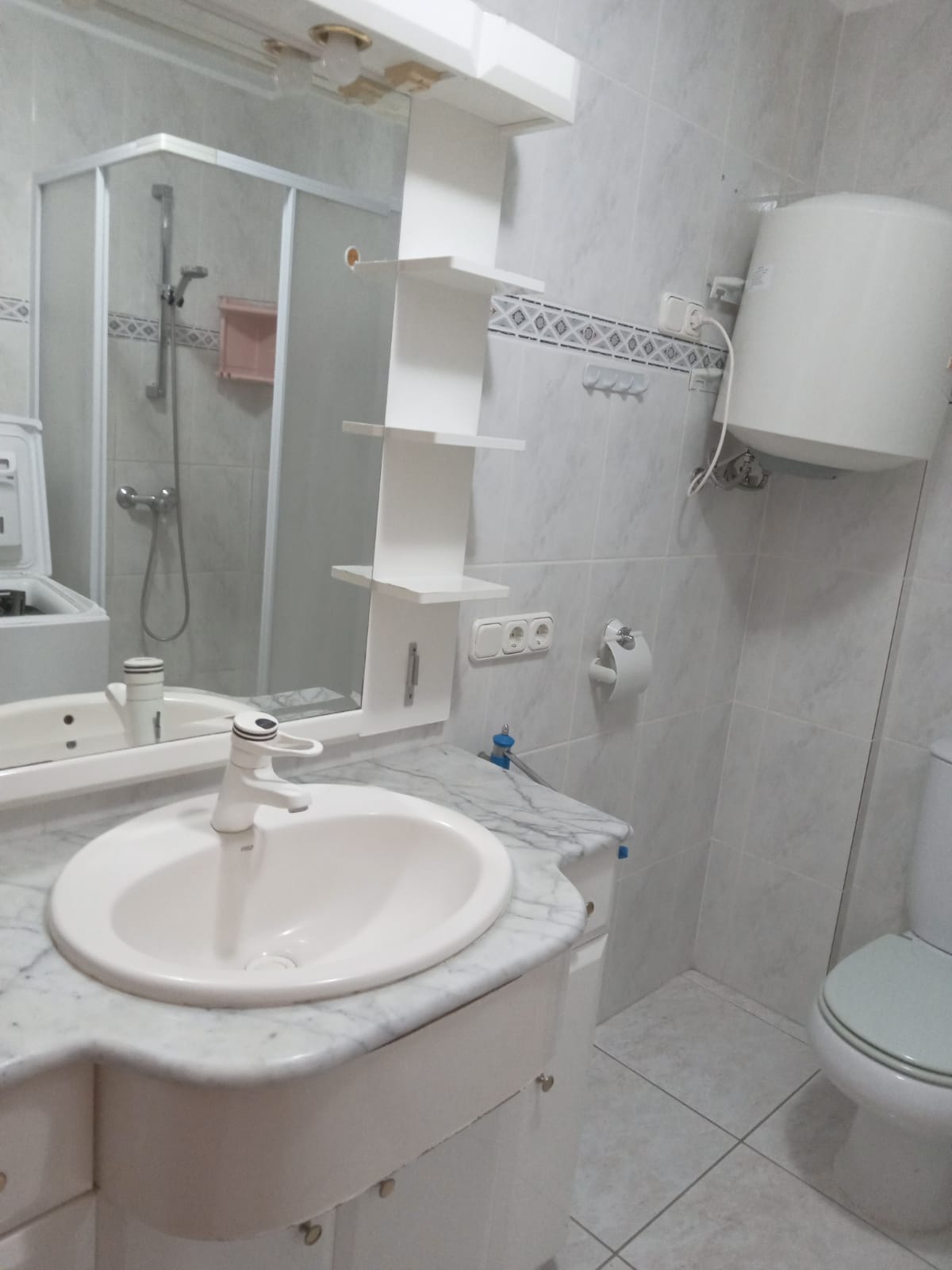 Bathroom with shower and washbasin