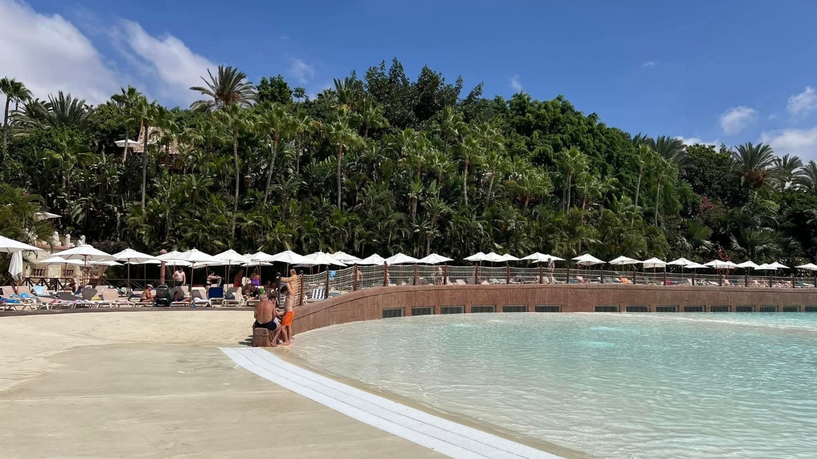 Hullámmedence napernyőkkel a Siam Parkban