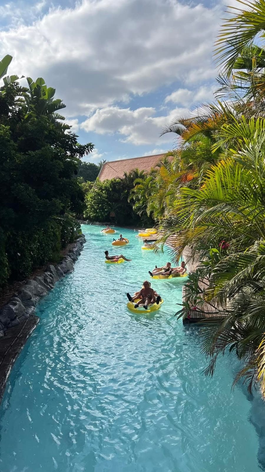 Sodrófolyó gumitutajokkal a Siam Parkban