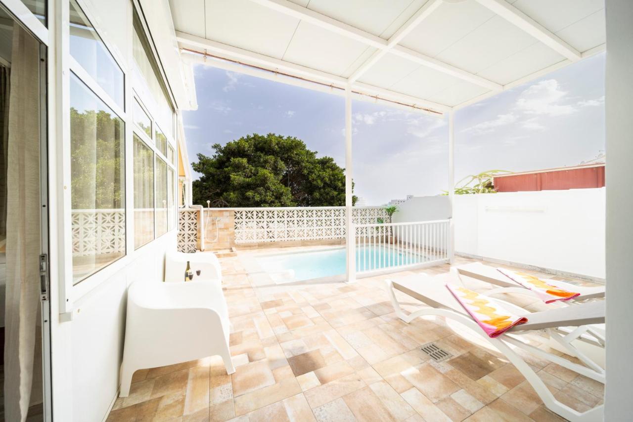 Covered terrace overlooking the pool